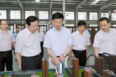 河南省省长谢伏瞻到信阳国际家居产业小镇调研，并参观了水多视频APP下载免费看集团信阳天一窗业