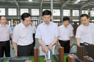 河南省省长谢伏瞻到信阳国际家居产业小镇调研，并参观了水多视频APP下载免费看集团信阳天